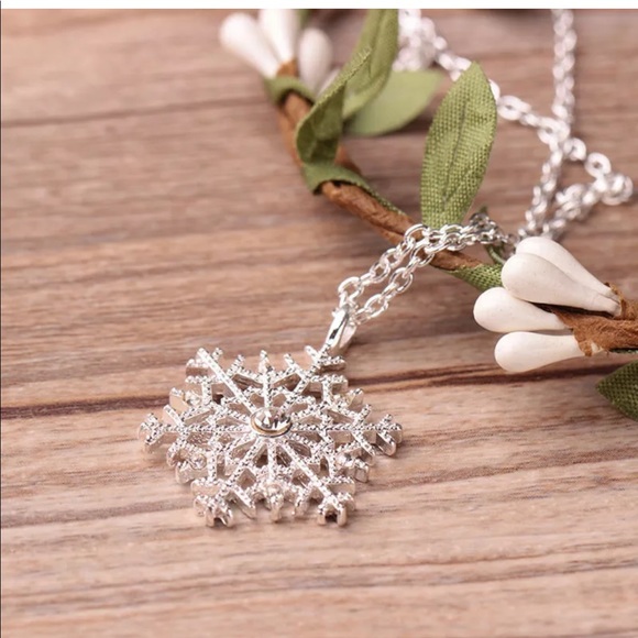 Frozen Snowflake crystal necklace - Picture 8 of 8